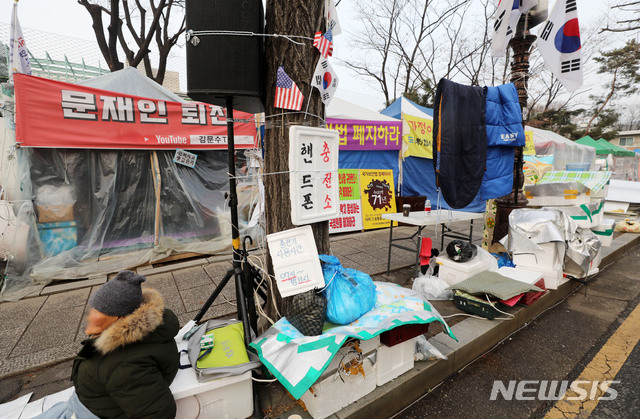 [서울=뉴시스]홍효식 기자 = 지난해 12월22일 서울 청와대 사랑채 인근 농성장에 문재인하야범국민투쟁본부(범투본)의 천막 및 적재물이 그대로 쌓여있다. 2019.12.22. yesphoto@newsis.com