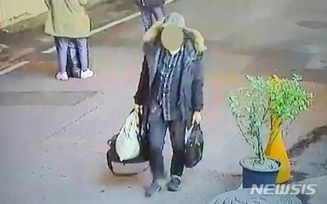 [광주=뉴시스]신대희 기자 = 22일 오전 5시45분께 광주 북구 두암동 5층 규모 한 모텔에서 방화로 추정되는 불이 나 투숙객 33명이 사상(현재까지 사망 1명, 심정지 2명, 중상 8명 등)했다. 사진은 방화 용의자의 모습. (사진 = 독자 제공 영상 캡쳐) 2019.12.22.&nbsp; photo@newsis.com 