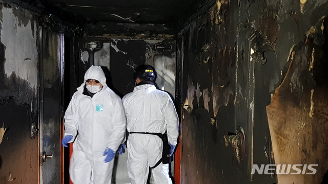 [광주=뉴시스]변재훈 기자 = 22일 오전 5시45분께 광주 북구 두암동 한 모텔 3층객실 1명이 숨지고 32명이 다쳤다. 이날 오후 경찰과 국립과학수사연구원, 소방당국이 사고 원인을 규명하기 위해 합동 감식을 벌이고 있다. 2019.12.22.&nbsp; wisdom21@newsis.com