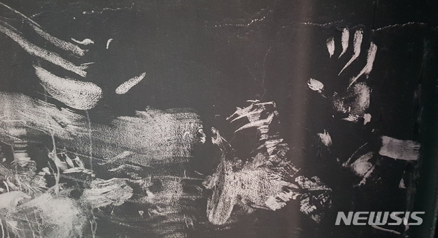 [광주=뉴시스]변재훈 기자 = 경찰과 국립과학수사연구원 등이 22일 오후 광주 북구 두암동 한 모텔 화재 현장에서 합동 감식을 벌이고 있다. 화재 현장 벽면에서는 투숙객들이 대피하던 중 벽을 짚었던 것으로 보이는 흔적이 남아 급박했던 당시 상황을 짐작하게 한다. 이날 오전 5시45분께 이 모텔에서 발생한 불로 1명이 숨지고 32명이 다쳤다. 2019.12.22.&nbsp; wisdom21@newsis.com