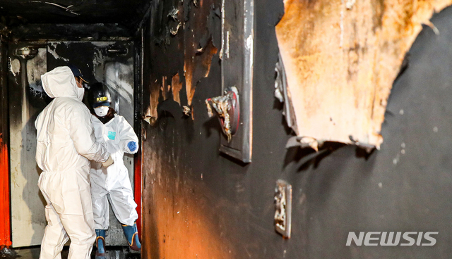 [광주=뉴시스] 변재훈 기자 = 22일 오전 5시45분께 광주 북구 두암동의 모텔에서 1명이 숨지고 32명이 다쳤다. 이날 오후 경찰과 국립과학수사연구원, 소방당국이 사고 원인을 규명하기 위해 합동 감식을 벌이고 있다. 2019.12.22. wisdom21@newsis.com