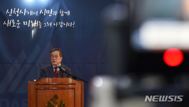 [대구=뉴시스] 이무열 기자 = 김태일 대구시 신청사건립공론화위원장이 22일 오후 대구 동구 진인동 팔공산 맥섬석유스호스텔에서 달서구 옛 두류정수장이 최종 건립지로 선정됐다고 발표하고 있다. 2019.12.22.lmy@newsis.com