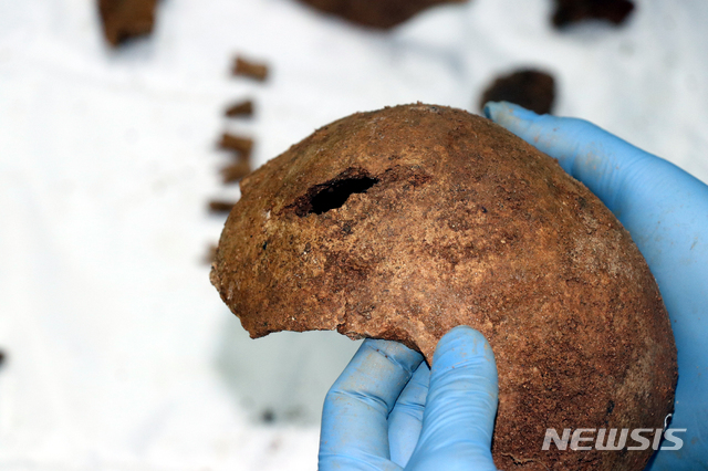 [광주=뉴시스] = 지난 20일 5·18민주화운동 행방불명자 암매장지로 지목된 광주 북구 옛 광주교도소 부지에서 신원 미상 유골 40여구가 발견돼 군과 경찰, 5월단체 등이 합동 감식을 벌이고 있다. 일부 두개골에서는 구멍 뚫린 흔적이 발견돼 정밀감식을 진행할 예정이다. (사진=5·18기념재단 제공) 2019.12.22.&nbsp; photo@newsis.com 