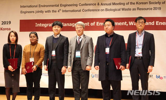 [진주=뉴시스] 서울시립대 김지숙(사진 맨 왼쪽), 에너지공학과 안나 죠에시(사진 왼쪽 두번째)박사가 2019년 대한환경공학회 국제·국내학술대회에서 신진연구자상을 받고 기념촬영을 하고 있다.