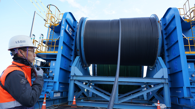 [서울=뉴시스] LS전선 직원이 북당진-고덕 구간에 설치 중인 고압직류송전(HVDC)케이블을 점검하고 있다.(사진: LS전선 제공) 2019.12.23.  