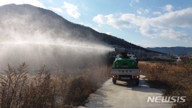 [양산=뉴시스]안지율 기자 = 지난해 12월23일 경남 양산시가 관내 저병원성 조류인플루엔자(AI) 방역을 진행하고 있다. 기사와 직접적 연관 없음.(사진=양산시 제공) photo@newsis.com