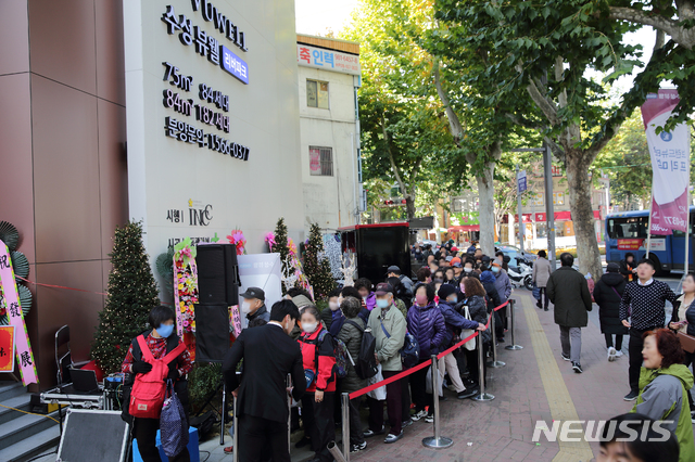 [서울=뉴시스] 신종 코로나 바이러스 감염증 사태 이전 분양 단지의 모델하우스 현장(사진=뉴시스 DB)