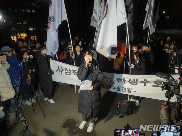 [서울=뉴시스]김정현 기자= 인헌고 학생인 최인호 전국학생수호연합(학수연) 대변인이 지난해 12월23일 오후 5시께 서울시교육청 앞에서 열린 학수연 집회에서 "조희연 서울시교육감은 사퇴하라"고 외치고 있다. 2019.12.23.ddobagi@newsis.com