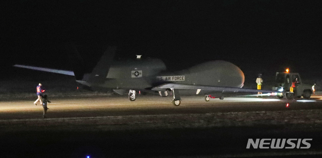 [사천=뉴시스]김근현 기자 = 고고도 무인정찰기 RQ-4 '글로벌 호크'가 23일 새벽 경남 사천 지역 후방 공군부대에서 한국군에게 인도되고 있다. 지난 17일 계획됐던 고고도 무인정찰기 RQ-4 '글로벌 호크' 1호기의 인도가 기상 여건 등으로 인해 뒤로 미뤄진 것으로 전해졌다. 2019.12.23.&nbsp;&nbsp; khkim@newsis.com 