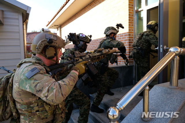 [서울=뉴시스] 미국 국방부가 지난 8월부터 지난달까지 전북 군산시, 강원도 일대에서 진행한 한국 특수전사령부와 주한미군의 합동 훈련 사진 12장을 지난 16일 공개했다. 사진은 지난달 11일 한국 특수전사령부와 주한미군이 전북 군산시 군산공군기지에서 근접 전투 훈련을 하는 모습. (사진=미국 국방부 홈페이지 캡처) 2019.12.23.photo@newsis.com