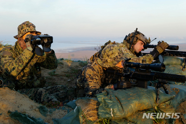 [서울=뉴시스] 미국 국방부가 지난 8월부터 지난달까지 전북 군산시, 강원도 일대에서 진행한 한국 특수전사령부와 주한미군의 합동 훈련 사진 12장을 지난 16일 공개했다. 사진은 지난달 12일 한국 특수전사령부와 주한미군의 군산공군기지 훈련 모습. (사진=미국 국방부 홈페이지 캡처) 2019.12.23.photo@newsis.com