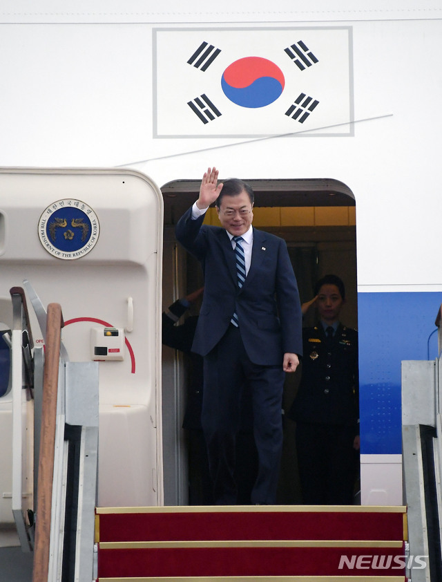 [성남=뉴시스]배훈식 기자 = 중국 시진핑 주석과의 정상회담과 한중일 정상회의 참석차 나서는 문재인 대통령이 23일 오전 성남 서울공항에서 베이징으로 출발하기에 앞서 손을 들어 인사하고 있다. 2019.12.23.&nbsp; dahora83@newsis.com 