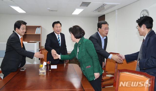 [서울=뉴시스]김명원 기자 = 선거법 합의를 논의하기 위해 23일 오전 서울 여의도 국회 바른미래당 회의실에서 정동영 민주평화당 대표(왼쪽부터), 손학규 바른미래당 대표, 심상정 정의당 대표, 유성엽 대안신당 대표 등 일명 야당 3+1이 회동을 하고 있다. 오른쪽은 윤소하 정의당 원내대표. 2019.12.23.&nbsp; kmx1105@newsis.com