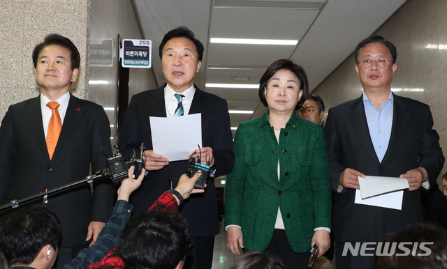 [서울=뉴시스]김명원 기자 = 정동영 민주평화당 대표(왼쪽부터), 손학규 바른미래당 대표, 심상정 정의당 대표, 유성엽 대안신당 대표 등 일명 야당 3+1이 23일 오전 서울 여의도 국회 바른미래당 회의실앞에서 합의 관련 발표를 하고 있다. 이들은 민주당에 요청했던 석패율을 포기하기로 했다고 밝혔다. 2019.12.23.&nbsp; kmx1105@newsis.com