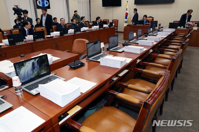 [서울=뉴시스] 고승민 기자 = 23일 서울 여의도 국회에서 열린 과학기술정보방송통신위원회 전체회의가 자유한국당 등 야당 없이 진행되고 있다. 2019.12.23.kkssmm99@newsis.com