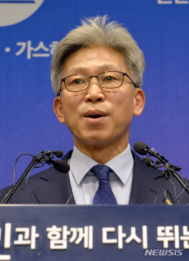 [울산=뉴시스] 배병수 기자 = 송병기 울산경제부시장은 23일 오전 울산시청 프레스센터에서 기자회견을 열고 최근 검찰수사에 대한 입장을 발표하고 있다. 2019.12.23.&nbsp; bbs@newsis.com 