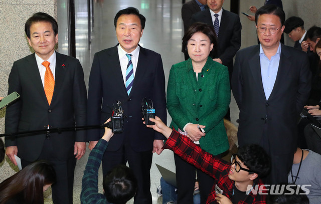 [서울=뉴시스] 장세영 기자 = 정동영(왼쪽부터) 민주평화당 대표, 손학규 바른미래당 대표, 심상정 정의당 대표, 유성엽 대안신당 대표 등 일명 야당 3+1이 23일 서울 여의도 국회 바른미래당 회의실 앞에서 합의 관련 발표를 하고 있다. 이들은 민주당에 요청했던 석패율을 포기하기로 했다고 밝혔다. 2019.12.23.&nbsp; photothink@newsis.com