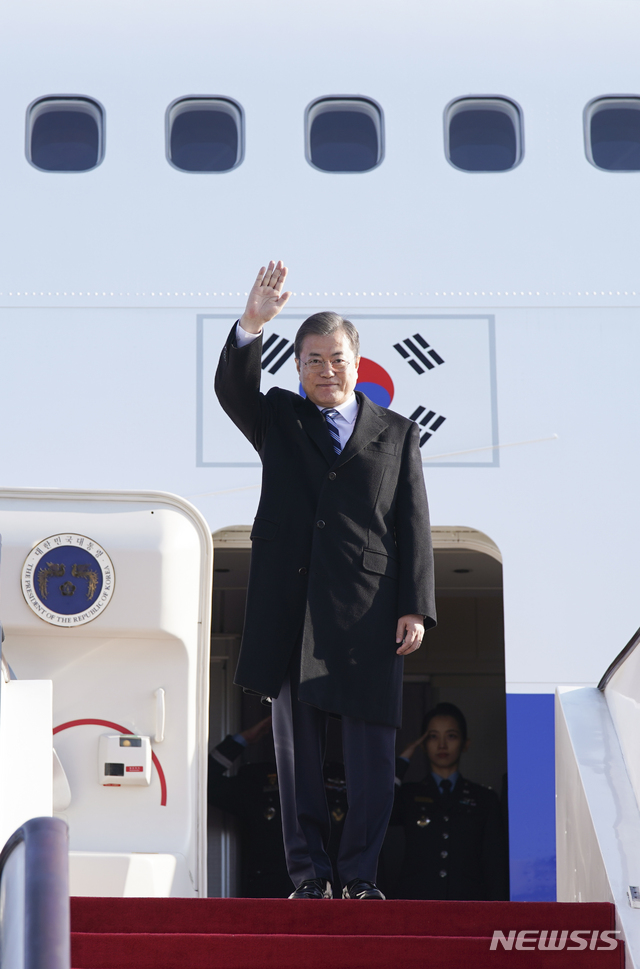 [베이징(중국)=뉴시스]박영태 기자 = 중국 쓰촨성 청두에서 열리는 한·일·중 정상회의에 참석하러 중국을 방문한 문재인 대통령이 23일 오전 베이징 서우두공항에 도착해 손을 들어 인사하고 있다. 2019.12.23.&nbsp; since1999@newsis.com