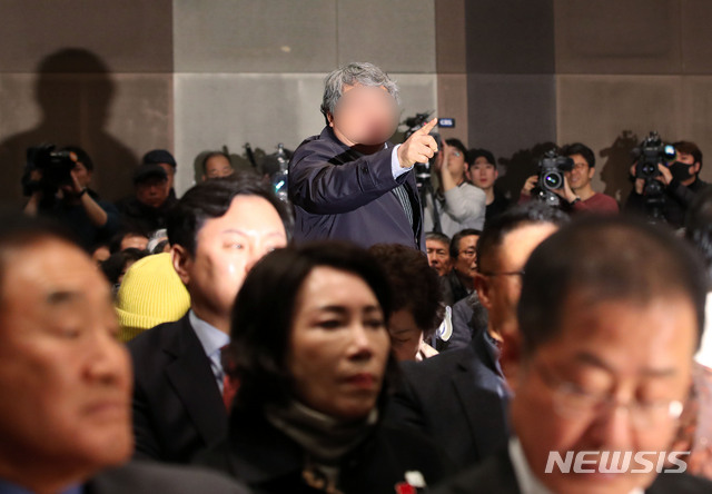 [서울=뉴시스]홍효식 기자 = 국민통합연대 창립대회 한 참석자가 23일 서울 중구 프레스센터에서 열린 국민통합연대 창립대회에 참석해 전광훈 한국기독교총연합회 회장의 축사 도중 항의하고 있다. 2019.12.23.&nbsp; yesphoto@newsis.com