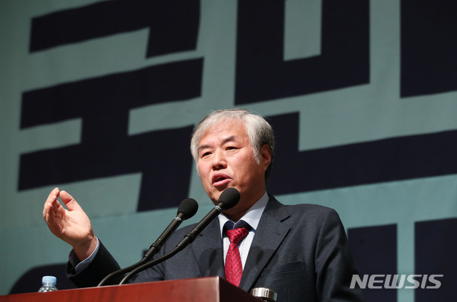 [서울=뉴시스]홍효식 기자 = 전광훈 한국기독교총연합회 회장이 23일 서울 중구 프레스센터에서 열린 국민통합연대 창립대회에 참석해 축사하고 있다. 2019.12.23.&nbsp; yesphoto@newsis.com