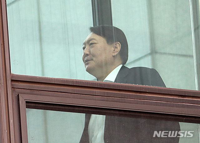 [서울=뉴시스]박주성 기자 = 윤석열 검찰총장이 23일 오후 서울 서초구 대검찰청 구내식당으로 이동하고 있다. 2019.12.23.&nbsp; park7691@newsis.com