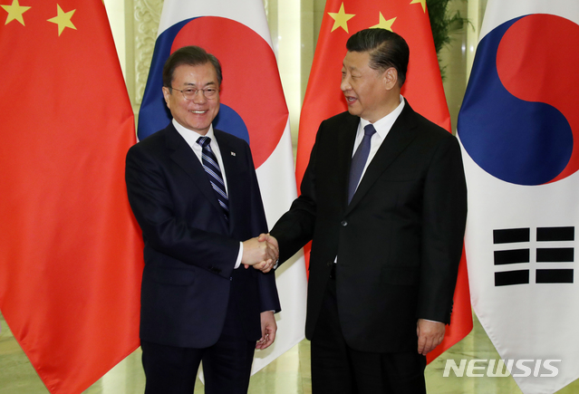 [베이징(중국)=뉴시스]박영태 기자 = 문재인 대통령과 시진핑 중국 국가주석이 23일 중국 베이징 인민대회당에서 정상회담 전 악수를 하고 있다. 2019.12.23.&nbsp; since1999@newsis.com