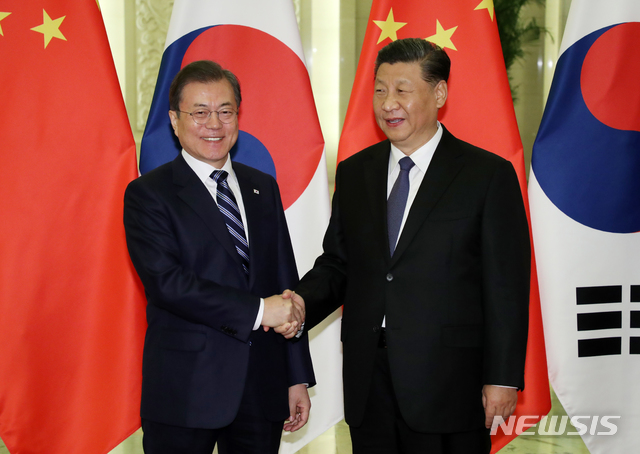 [베이징(중국)=뉴시스]박영태 기자 = 문재인 대통령과 시진핑 중국 국가주석이 23일 중국 베이징 인민대회당에서 정상회담 전 악수를 하고 있다. 2019.12.23.&nbsp; since1999@newsis.com 