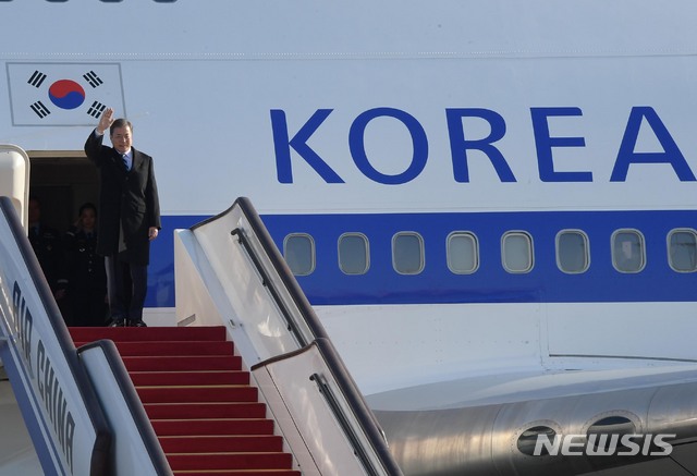 [베이징(중국)=뉴시스]박영태 기자 = 시진핑 주석과의 정상회담을 위해 중국을 방문한 문재인대통령이 23일 오전 베이징 서우두공항에 도착하고 있다. 2019.12.23. since1999@newsis.com