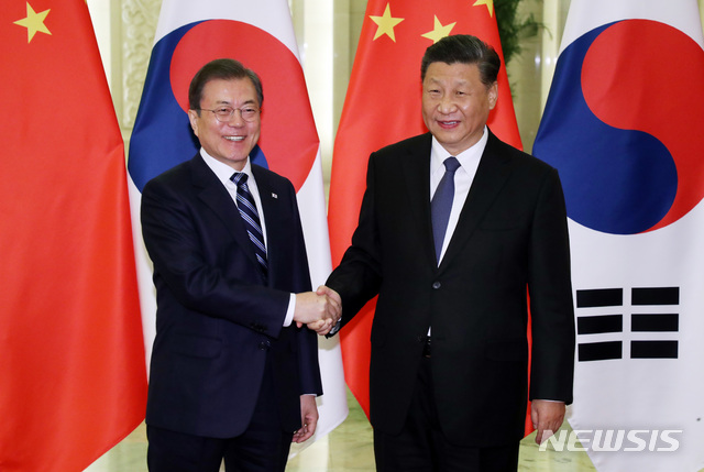 [베이징(중국)=뉴시스]박영태 기자 = 문재인 대통령과 시진핑 중국 국가주석이 23일 중국 베이징 인민대회당에서 정상회담 전 악수를 하고 있다. 2019.12.23.&nbsp; since1999@newsis.com