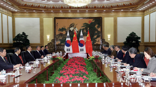 [베이징(중국)=뉴시스]박영태 기자 = 문재인 대통령과 시진핑 중국 국가주석이 23일 중국 베이징 인민대회당에서 정상회담을 하고 있다. 2019.12.23.&nbsp; since1999@newsis.com