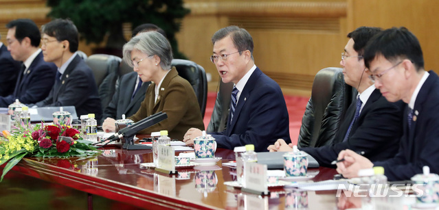 [베이징(중국)=뉴시스]박영태 기자 = 문재인 대통령이 23일 중국 베이징 인민대회당에서 열린 시진핑 중국 국가주석과의 정상회담에 참석해 발언하고 있다. 2019.12.23.&nbsp; since1999@newsis.com