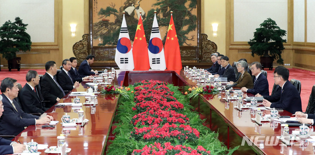 [베이징(중국)=뉴시스]박영태 기자 = 문재인 대통령과 시진핑 중국 국가주석이 23일 중국 베이징 인민대회당에서 정상회담을 하고 있다. 2019.12.23.&nbsp; since1999@newsis.com