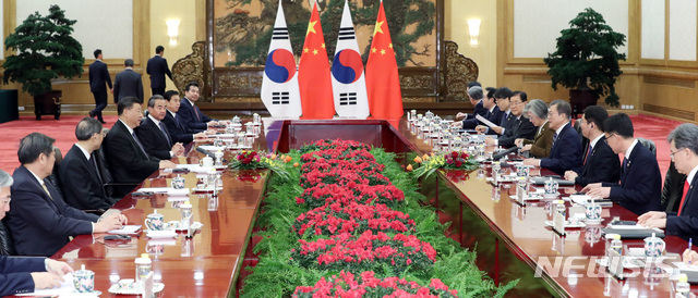 [베이징(중국)=뉴시스]박영태 기자 = 문재인 대통령과 시진핑 중국 국가주석이 23일 중국 베이징 인민대회당에서 정상회담을 하고 있다. 2019.12.23.&nbsp; since1999@newsis.com