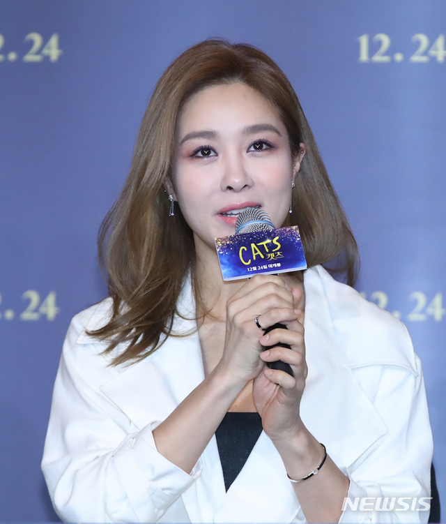 [서울=뉴시스]조수정 기자 = '캣츠'의 대표곡 '메모리'(Memory) 한국어 커버송 가창자 옥주현이 23일 오후 서울 이촌동 CGV용산아이파크몰에서 열린 영화 '캣츠' 톰 후퍼 감독 내한 언론시사회에서 질문에 답하고 있다. 세계적인 뮤지컬 '캣츠'를 스크린으로 옮긴 영화 '캣츠'는 24일 개봉한다. 2019.12.23. chocrystal@newsis.com