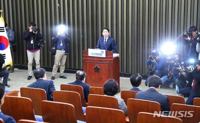 [서울=뉴시스] 장세영 기자 = 이인영 더불어민주당 원내대표가 23일 서울 여의도 국회 본청 회의장에서 열린 더불어민주당 의원총회에서 현안관련 발언을 하고 있다. 2019.12.23. photothink@newsis.com