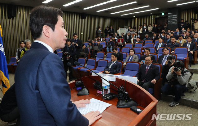 [서울=뉴시스] 장세영 기자 = 이인영 더불어민주당 원내대표가 23일 서울 여의도 국회 본청 회의장에서 열린 더불어민주당 의원총회에서 현안관련 발언을 하고 있다. 2019.12.23. photothink@newsis.com