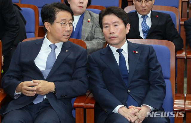 [서울=뉴시스] 장세영 기자 = 이인영(오른쪽) 더불어민주당 원내대표와 조정식 더불어민주당 정책위의장이 23일 서울 여의도 국회 본청 회의장에서 열린 더불어민주당 의원총회에 참석해 대화를 하고 있다. 2019.12.23.&nbsp; photothink@newsis.com