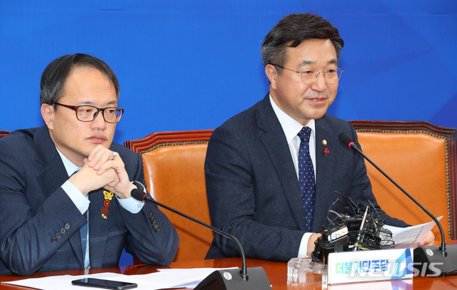 [서울=뉴시스] 장세영 기자 = 더불어민주당 윤호중(오른쪽) 사무총장과 박주민 최고위원이 23일 서울 여의도 국회에서 열린 선거법과 공수처법 4+1 협의체 합의 결과에 대한 기자회견에 참석해 발언을 하고 있다. 2019.12.23. photothink@newsis.com