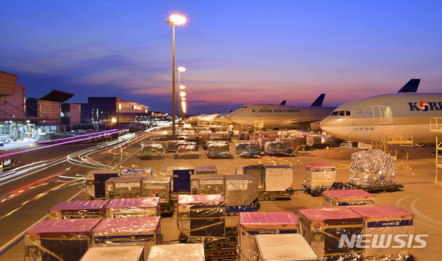 [인천공항=뉴시스] 고범준 기자 = 인천국제공항의 화물터미널에 수출품들이 산적해 있다. 2020.12.16. bjko@newsis.com