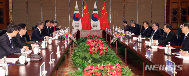 [청두(중국)=뉴시스]배훈식 기자 = 문재인 대통령이 23일 중국 청두 진장호텔에서 리커창 총리와 회담하고 있다. 2019.12.23.&nbsp; dahora83@newsis.com