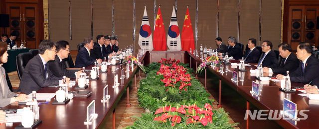 [청두(중국)=뉴시스]배훈식 기자 = 문재인 대통령이 23일 중국 청두 진장호텔에서 리커창 중국 국무원 총리와 회담하고 있다. 2019.12.23.&nbsp; dahora83@newsis.com