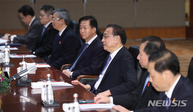 [청두(중국)=뉴시스]배훈식 기자 = 리커창 중국 총리가 23일 중국 청두 진장호텔에서 열린 문재인 대통령과의 회담에 참석해 발언하고 있다. 2019.12.23.&nbsp; dahora83@newsis.com