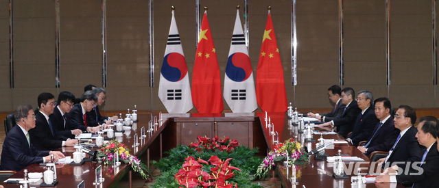 [청두(중국)=뉴시스]배훈식 기자 = 문재인 대통령이 23일 중국 청두 진장호텔에서 리커창 총리와 회담하고 있다. 2019.12.23.&nbsp; dahora83@newsis.com