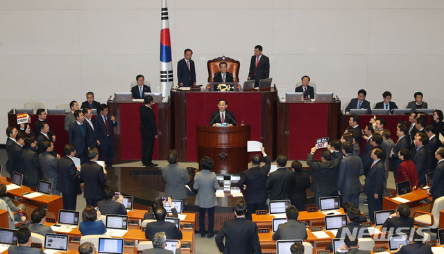 [서울=뉴시스] 고승민 기자 = 문희상 국회의장이 23일 서울 여의도 국회에서 예산부수법안과 공수처법, 유아교육법 개정안 등을 안건으로 열린 제372회국회(임시회) 제1차 본회의에서 회의를 진행하고 있다. 본회의에 반대하는 자유한국당 의원이 단상으로 나와 항의하고 있다. 주호영 한국당 의원이 토론 발언을 하고 있다. 2019.12.23.kkssmm99@newsis.com