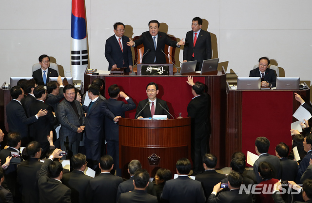 [서울=뉴시스] 고승민 기자 = 문희상 국회 의장이 23일 서울 여의도 국회에서 예산부수법안과 공수처법, 유아교육법 개정안 등을 안건으로 열린 제372회국회(임시회) 제1차 본회의에서 주호영 한국당 의원의 토론 발언을 종료시킨 뒤 윤후덕 의원에게 발언기회를 부여하자 한국당 의원들이 항의하고 있다. 2019.12.23.  kkssmm99@newsis.com