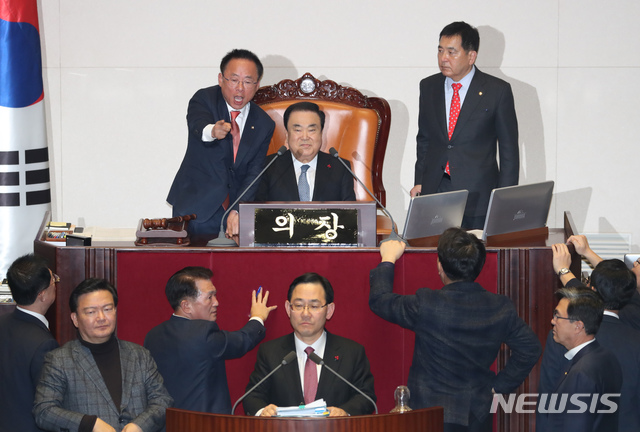 [서울=뉴시스] 고승민 기자 = 자유한국당 심재철 원내대표와 이주영 국회부의장이 23일 서울 여의도 국회에서 예산부수법안과 공수처법, 유아교육법 개정안 등을 안건으로 열린 제372회국회(임시회) 제1차 본회의에서 문희상 의장의 회의 진행에 항의하고 있다. 2019.12.23.kkssmm99@newsis.com