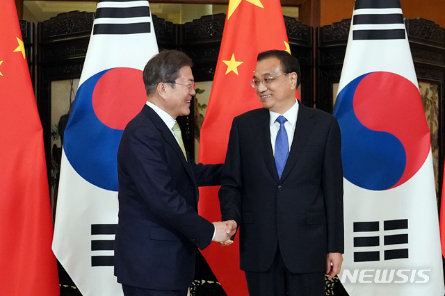 [청두(중국)=뉴시스]배훈식 기자 = 문재인 대통령이 23일 중국 청두 진장호텔에서 리커창 중국 총리와 회담 전 악수를 나누고 있다. 2019.12.23.&nbsp; dahora83@newsis.com