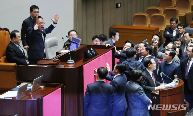 [서울=뉴시스] 장세영 기자 = 이주영 자유한국당 의원이 23일 서울 여의도 국회 본회의장에서 열린 제372회국회(임시회) 제1차 본회의에서 문의장 의장 옆으로 올라가 소리를 지르고 있다.  2019.12.23. photothink@newsis.com