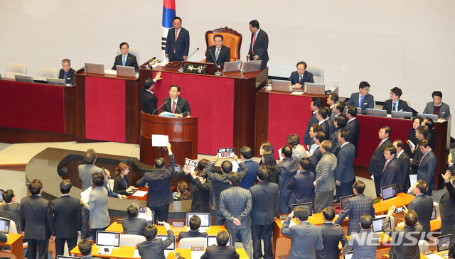 [서울=뉴시스] 장세영 기자 = 자유한국당 의원들이 23일 서울 여의도 국회 본회의장에서 열린 제372회국회(임시회) 제1차 본회의에서 문희상 의장에게 항의를 하고 있다. 2019.12.23. photothink@newsis.com