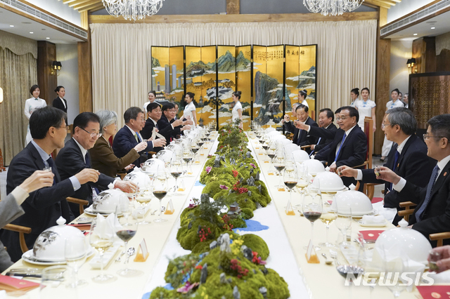 [청두(중국)=뉴시스]배훈식 기자 = 문재인 대통령과 리커창 중국 국무원 총리가 23일 오후 쓰촨성 청두 수정횡관에서 열린 만찬에서 건배하고 있다. 2019.12.23.&nbsp; dahora83@newsis.com